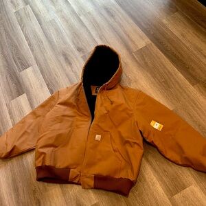 Never worn! Men’s loose fit Carhartt jacket!